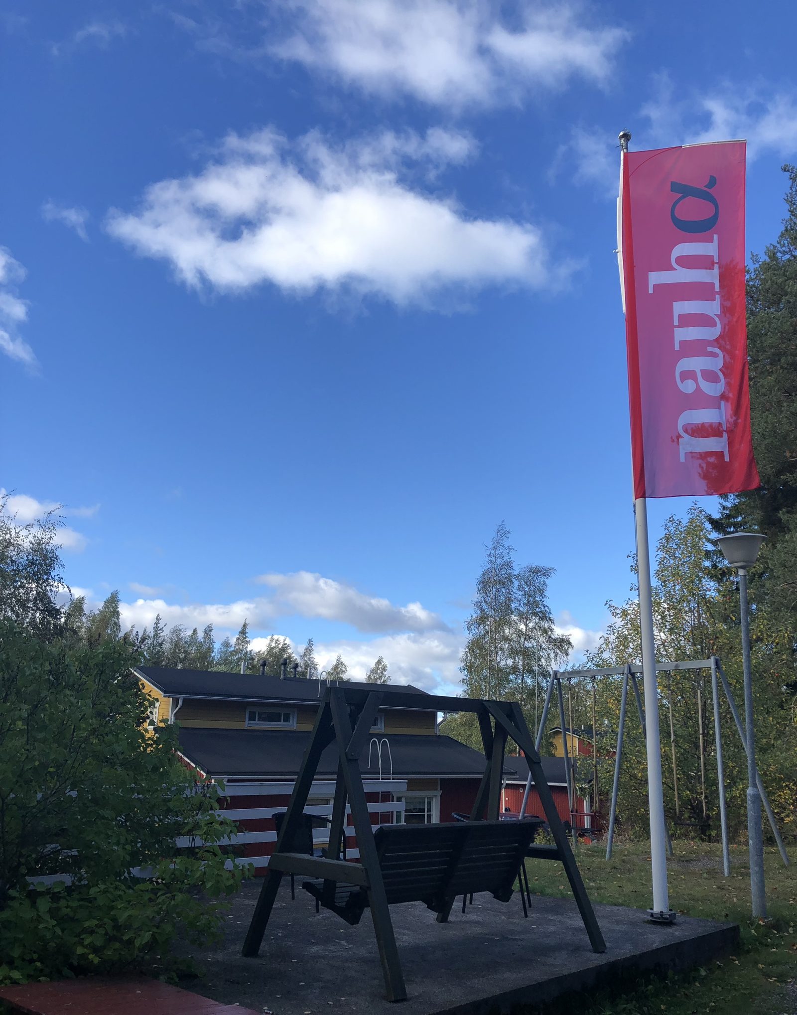 Nauhakotien piha Ylöjärvellä: Nauha-lippu, pihakeinu ja asuinrakennus